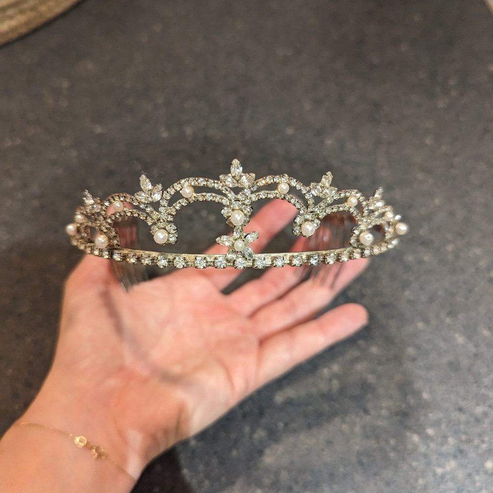 Elegant Silver Tiara with Crystal Accents